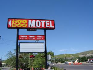 um sinal para um motel na beira de uma estrada em Hoo-Doo Motel em Drumheller