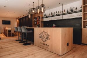 un bar con un cartello che dice friger di Pitzner - Winery & Suites a Cornedo all'Isarco