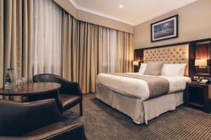 una camera d'albergo con letto e tavolo di County Hotel & County Aparthotel Newcastle a Newcastle upon Tyne