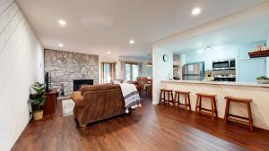 Η κουζίνα ή μικρή κουζίνα στο Snowcreek 441 Apartment
