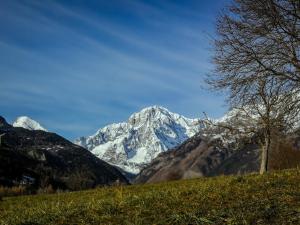 una montagna innevata in mezzo a un campo di Casa Nossur a La Salle