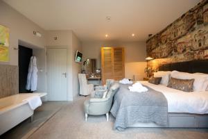 A bed or beds in a room at No 33, HUNSTANTON- BED & BREAKFAST PICNIC 