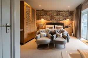 A bed or beds in a room at No 33, HUNSTANTON- BED & BREAKFAST PICNIC 