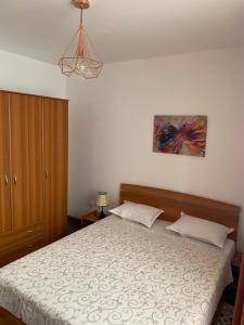 
Un pat sau paturi într-o cameră la Apartament E&A

