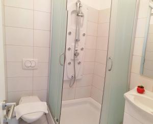 uma casa de banho com um chuveiro e um WC. em Simply Dubrovnik em Dubrovnik