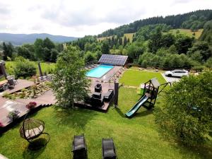 een luchtzicht op een achtertuin met een zwembad bij Pensjonat pod Samowarem in Tylicz