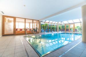 Kolam renang di atau dekat dengan Hotel Kaiserhof Kitzbühel, 4 Sterne Superior