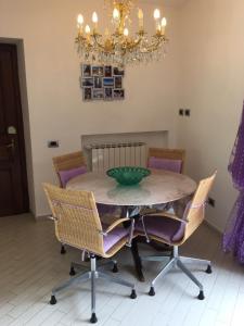 een eettafel met stoelen en een kroonluchter bij Affittacamere AlFrantoio in Monterosso al Mare