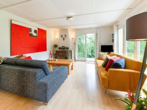 - un salon avec un canapé et une table dans l'établissement Attractive holiday home in Ferri res with a garden, à Ferrières