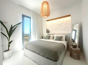 Posteľ alebo postele v izbe v ubytovaní The Nine Graces - Kastraki Villas with Private Swimming Pool + 37 fotografií