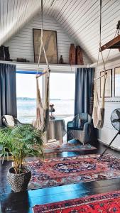ein Wohnzimmer mit einer Hängematte, die von der Decke hängt in der Unterkunft Strandflickornas Havshotell Lysekil in Lysekil