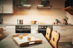 Una cocina o cocineta en La Harde 31 pers Malmedy, vue, wellness, jardin 23 fotos más