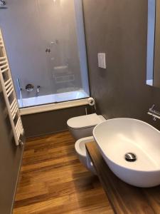 een badkamer met een witte wastafel en een toilet bij Lo Schiaccianoci B&B in Taranto