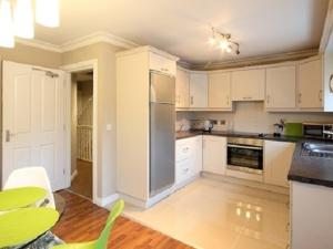 鄧甘嫩的住宿－Luxurious KC House，厨房配有白色橱柜和炉灶烤箱。