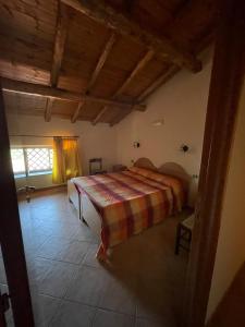 um quarto com uma cama num quarto em Il noceto dell'Etna em Giarre