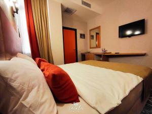 Porto Hotel Baku tesisinde bir odada yatak veya yataklar