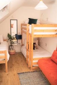 バロックにあるBellavista Guesthouse, Loch Lomondの二段ベッド2台とソファが備わる客室です。