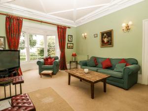 a living room with a couch and a table at Wheelbarrow Castle in Stoke Prior