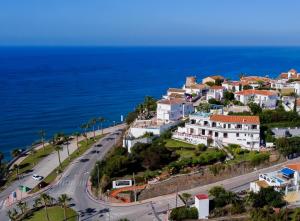 una vista aérea de una ciudad con el océano en Hostal Avalon en Nerja