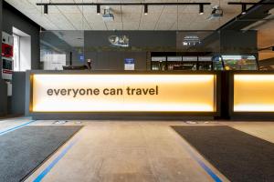 Et logo, certifikat, skilt eller en pris der bliver vist frem på a&o Copenhagen Sydhavn