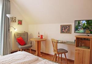 TV a/nebo společenská místnost v ubytování Hotel-Bio Gasthaus Am Felsenkeller