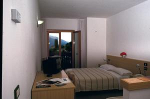 Ένα ή περισσότερα κρεβάτια σε δωμάτιο στο Hotel Cristina