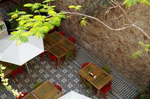 an overhead view of a table and chairs in a restaurant at Kuku Ruku Hotel in Quer&eacute;taro