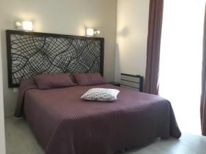 ラ・ロッシュ・シュル・ヨンにあるLes Pastelsのベッドルーム1室(紫色のベッド1台、枕付)