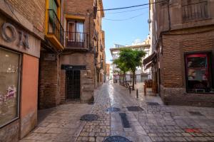 una calle vacía en un callejón entre edificios en VIVIENDA LA ESTRELLA, en Tudela