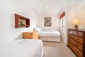 - une chambre avec 2 lits et une commode dans l'établissement City Apartments - John Walker House, à York