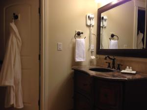 A bathroom at Grant Hall Hotel