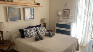 Schlafzimmer mit einem Bett in Blau und Weiß in der Unterkunft Espectacular Atico Frente Al Mar in Isla del Moral + 170 Fotos