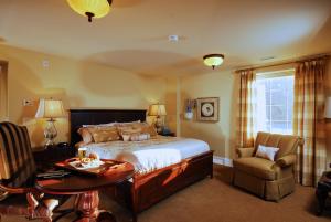 - une chambre avec un lit, une table et une chaise dans l'établissement Grant Hall Hotel, à Moose Jaw