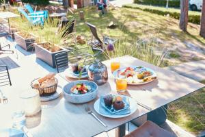 una mesa de picnic con platos de comida. en Tiny House by Lieblingsplatz, en Sankt Peter-Ording