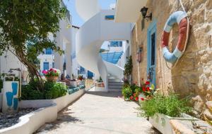 een straat in Positano met een sculptuur van een zwaan op een gebouw bij Saronis Hotel Agistri - Adults Only in Skala