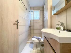 Kúpeľňa v ubytovaní Downtown Retreat 67sqm apt in Neos Kosmos + 15 fotografií