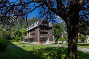 un grand bâtiment avec un arbre en face dans l'établissement Apartment Lachenal - Alpes Travel - Alpes Travel - Central Chamonix - sleeps 4, à Chamonix-Mont-Blanc