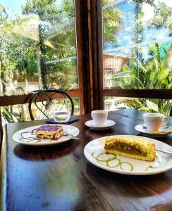 een houten tafel met twee borden met eten erop bij Nel7 in Castellammare di Velia +15 foto's