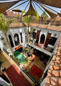 an aerial view of a house with a swimming pool at Riad La Porte Rouge in Marrakech