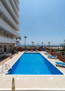 basen z oceanem w tle w obiekcie Sur suites stella maris w mieście Fuengirola
