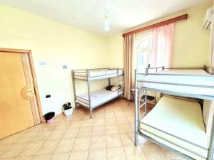 Galeri foto Luckyshine hostel di Vlore