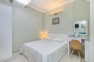 Postel nebo postele na pokoji v ubytování Nicolas Boutique Hotel
