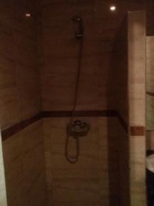 een douche met een slang in de badkamer bij apartment 2 bedrooms in hassan in Rabat +23 foto's