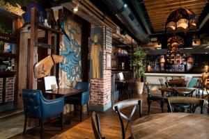 um restaurante com mesas e cadeiras e um bar em The Seaburn Inn - The Inn Collection Group em Sunderland