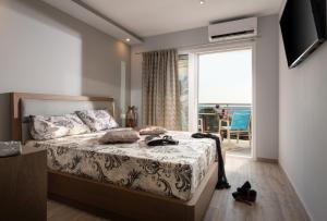 Posteľ alebo postele v izbe v ubytovaní Sunset Studios - Suites with Seaview & Back Side Apartements