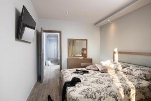 Posteľ alebo postele v izbe v ubytovaní Sunset Studios - Suites with Seaview & Back Side Apartements