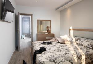 Posteľ alebo postele v izbe v ubytovaní Sunset Studios - Suites with Seaview & Back Side Apartements