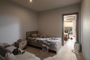 Posteľ alebo postele v izbe v ubytovaní Sunset Studios - Suites with Seaview & Back Side Apartements