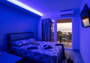 Posteľ alebo postele v izbe v ubytovaní Sunset Studios - Suites with Seaview & Back Side Apartements