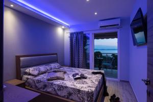 Posteľ alebo postele v izbe v ubytovaní Sunset Studios - Suites with Seaview & Back Side Apartements